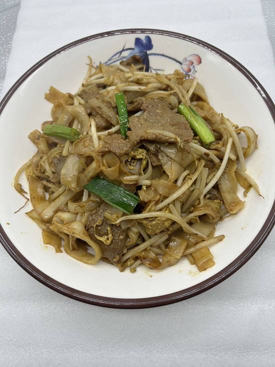 101. Nouilles De Riz Sauté Avec Bœuf/乾炒牛河